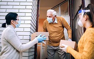 Seniorzy w czasie pandemii nie zostaną bez pomocy. Wolontariusze mogą się zgłaszać za pomocą specjalnej infolinii